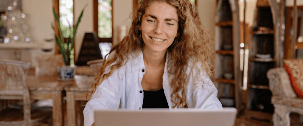 Frau arbeitet selbstständig im Homeoffice für ein Franchise in der Seniorenbetreuung und Alltagshilfe