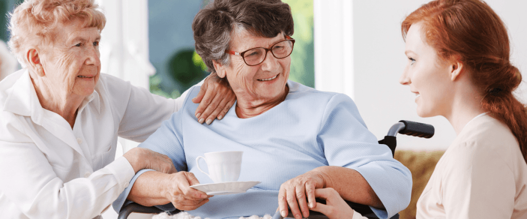 Seniorinnen mit Betreuungskraft im Gespräch bei der Alltagshilfe und Seniorenbetreuung zuhause