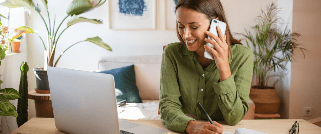 Selbstständige Franchise-Partnerin organisiert Kundenanfragen und Standortaufbau am Laptop